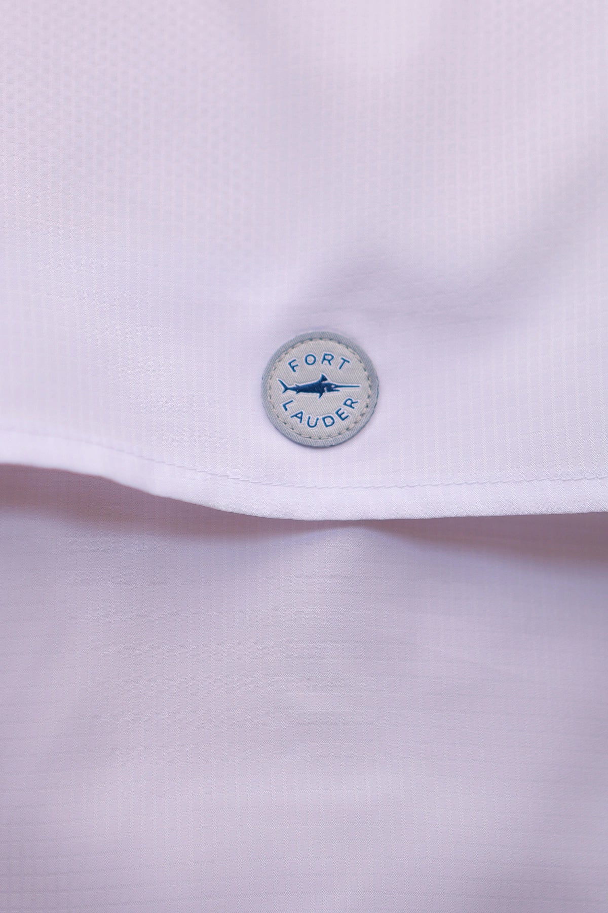 Blusa Blanca tipo Pescador Manga Corta Color Blanco marca Fort Lauder acercamiento espalda